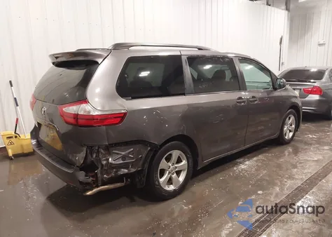 2015 Toyota Sienna Le 8 Passenger z USA, uszkodzony, nr VIN 5TDKK3DC5FS565469